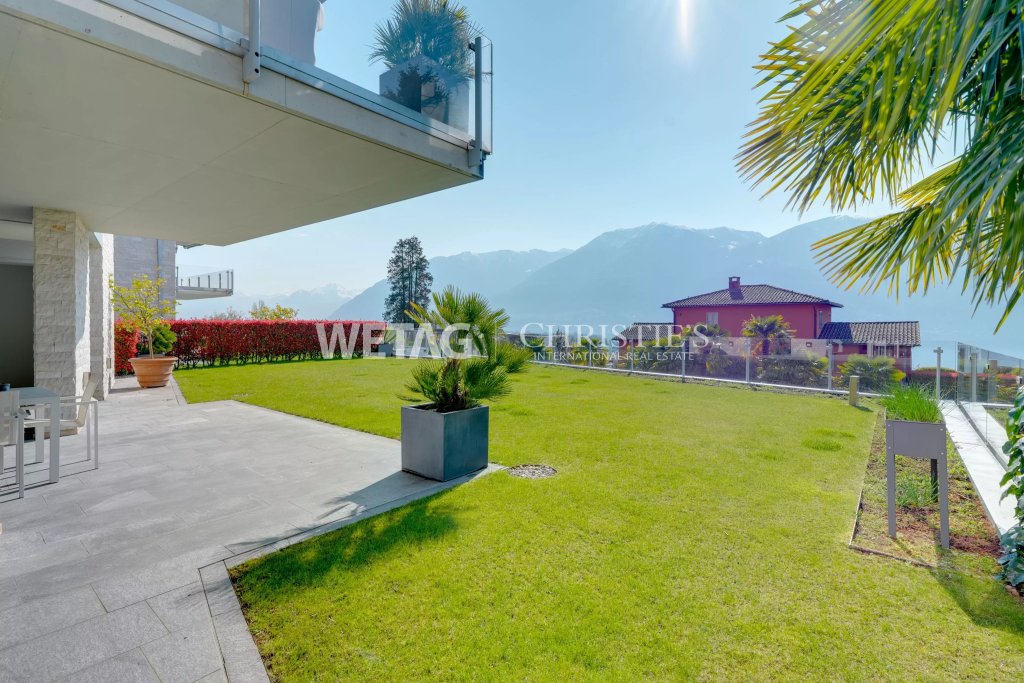Luxuriöse Terrasse mit Garten und Bergblick