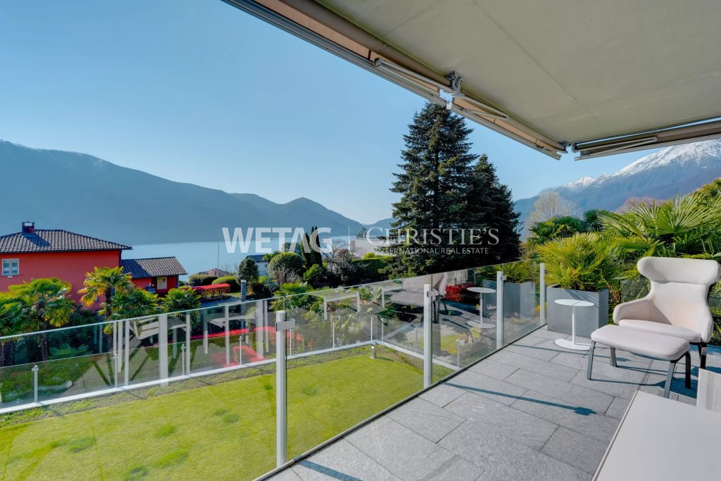 Terrasse mit Berg- und Seeblick