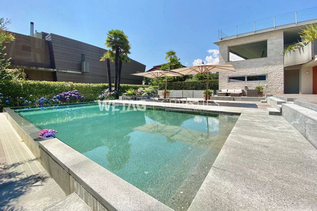 Moderner Außenbereich mit Pool und Terrasse