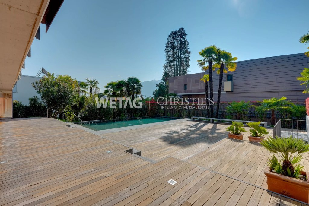 Terrasse mit Pool und Holzdeck