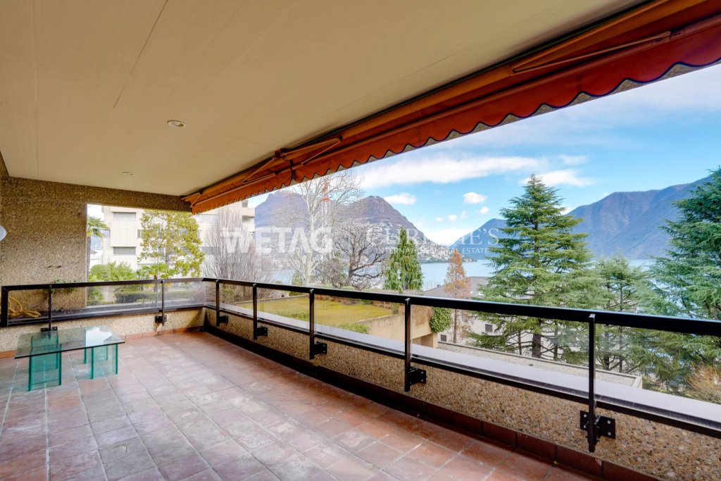 Überdachte Terrasse mit Seeblick und Bergen