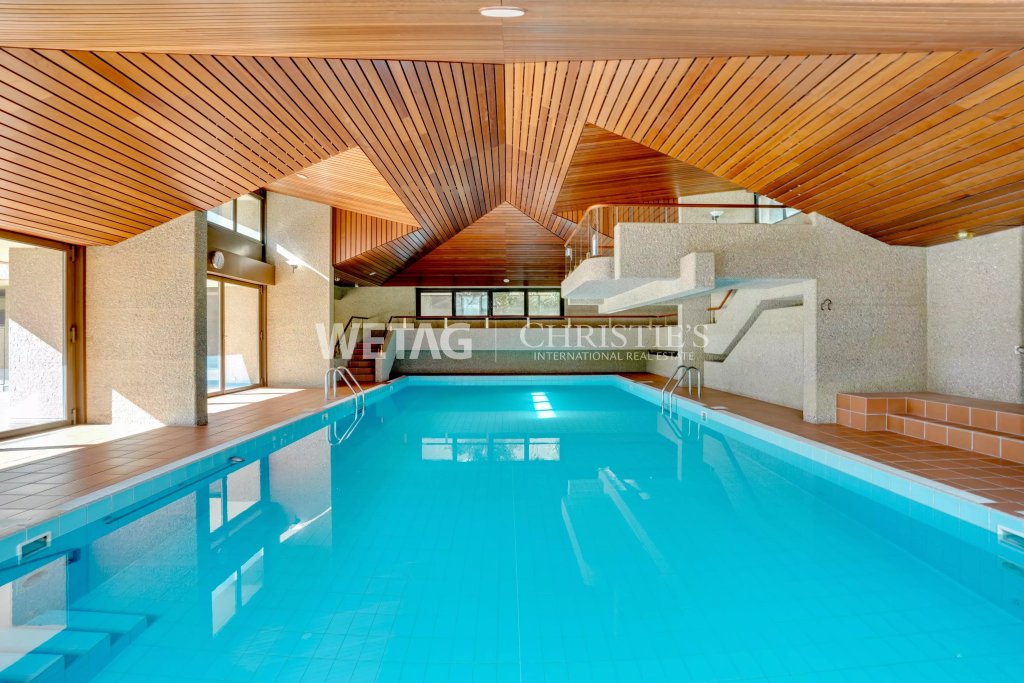 Innenpool mit Holzdecke