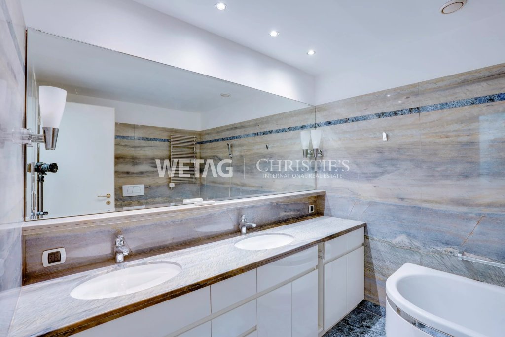 Modernes Badezimmer mit Doppelwaschtisch