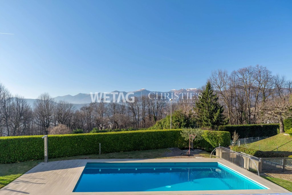 Außenbereich mit Pool und Bergblick