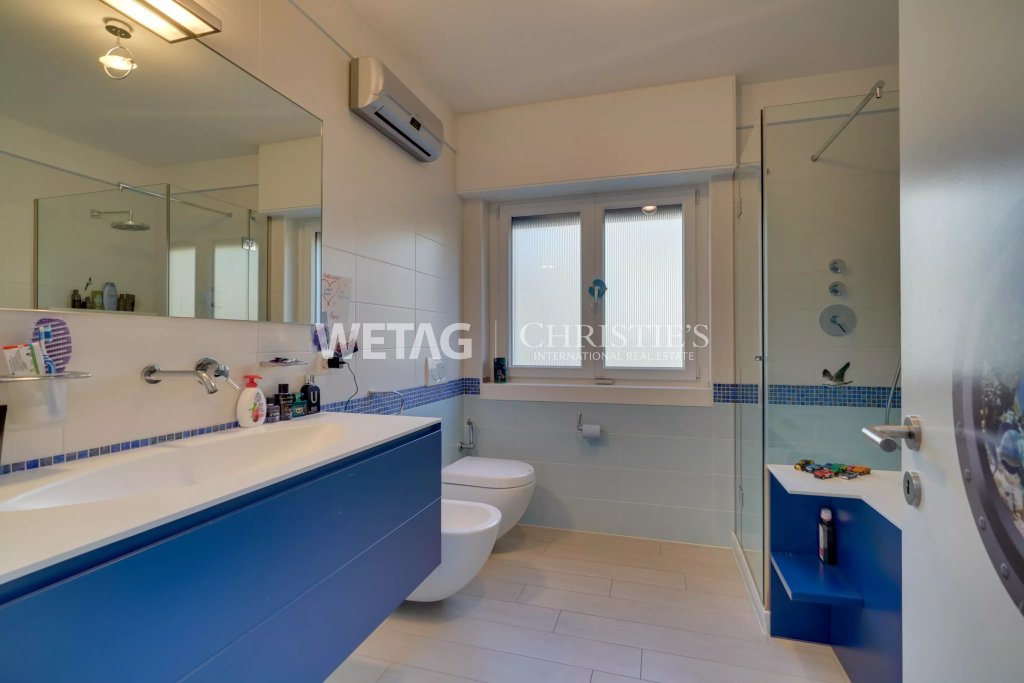 Modernes Badezimmer mit blauem Waschtisch