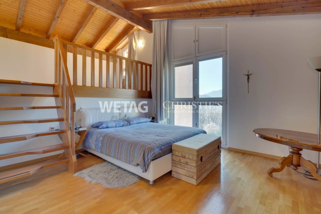 Helles Schlafzimmer mit Galerie und Holzbalkendecke