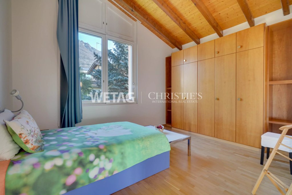 Helles Schlafzimmer mit Holzbalkendecke und Bergblick