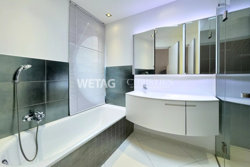 Modernes Badezimmer mit Wanne und Glasdusche