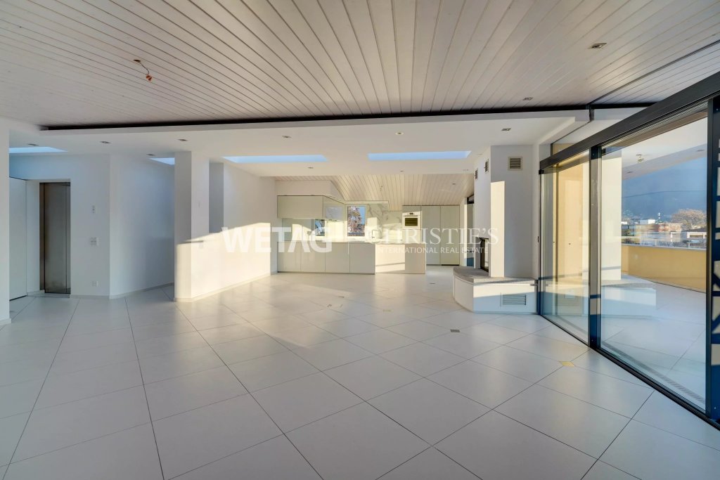 Offener Wohnbereich mit Küche und Terrasse