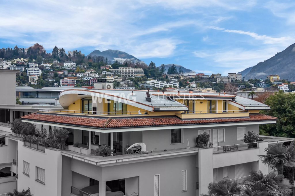 Moderne Wohnanlage mit Bergpanorama