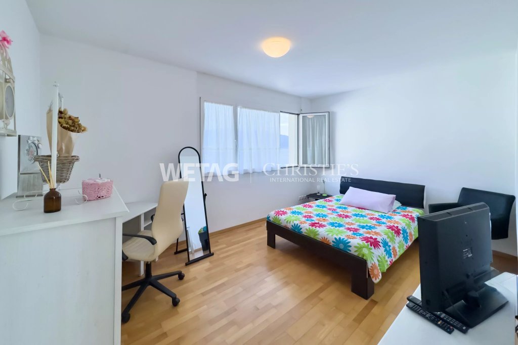 Helles Schlafzimmer mit einfacher Einrichtung