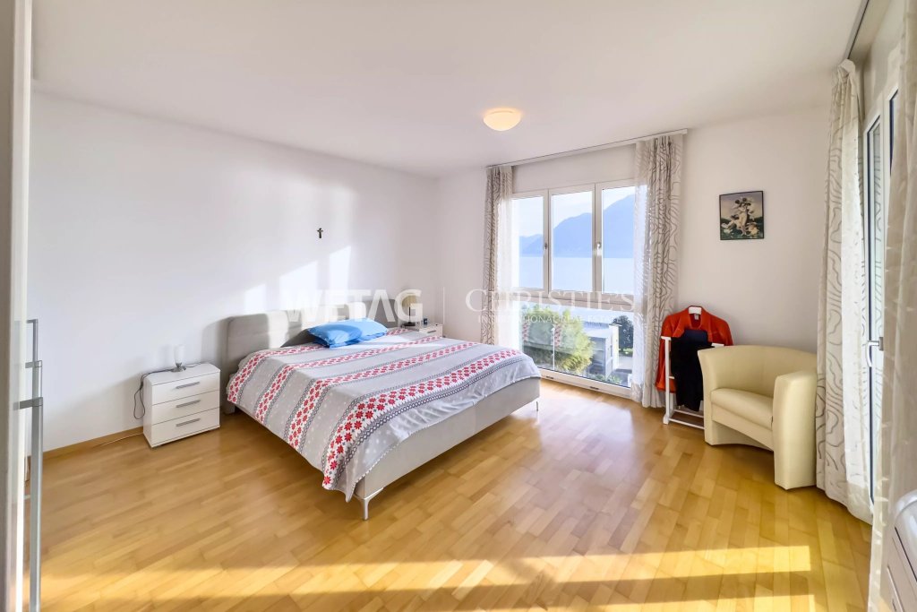 Helles Schlafzimmer mit Blick auf See und Berge