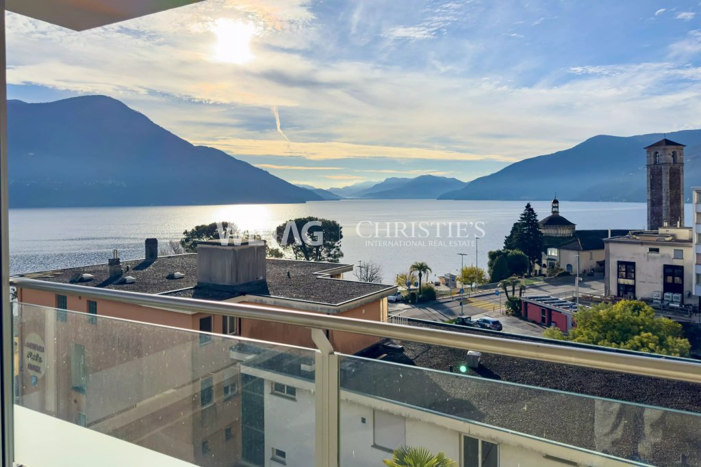 Seeblick von einem Balkon