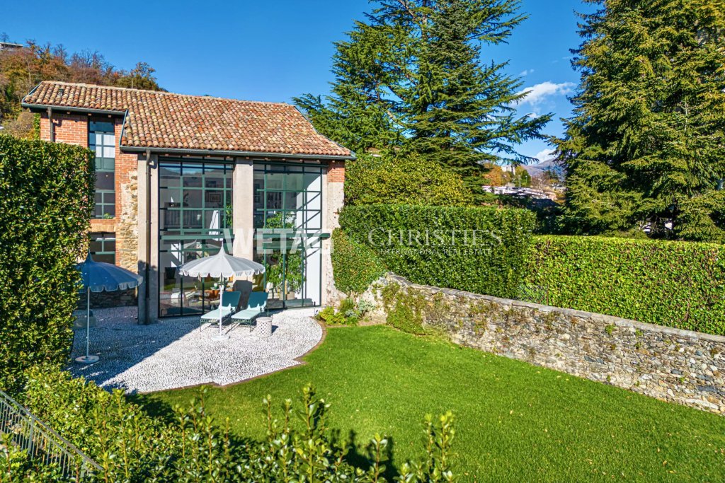 Historisches Haus mit Garten und großer Glasfassade