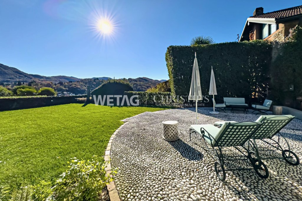 Garten mit Terrasse und Bergblick