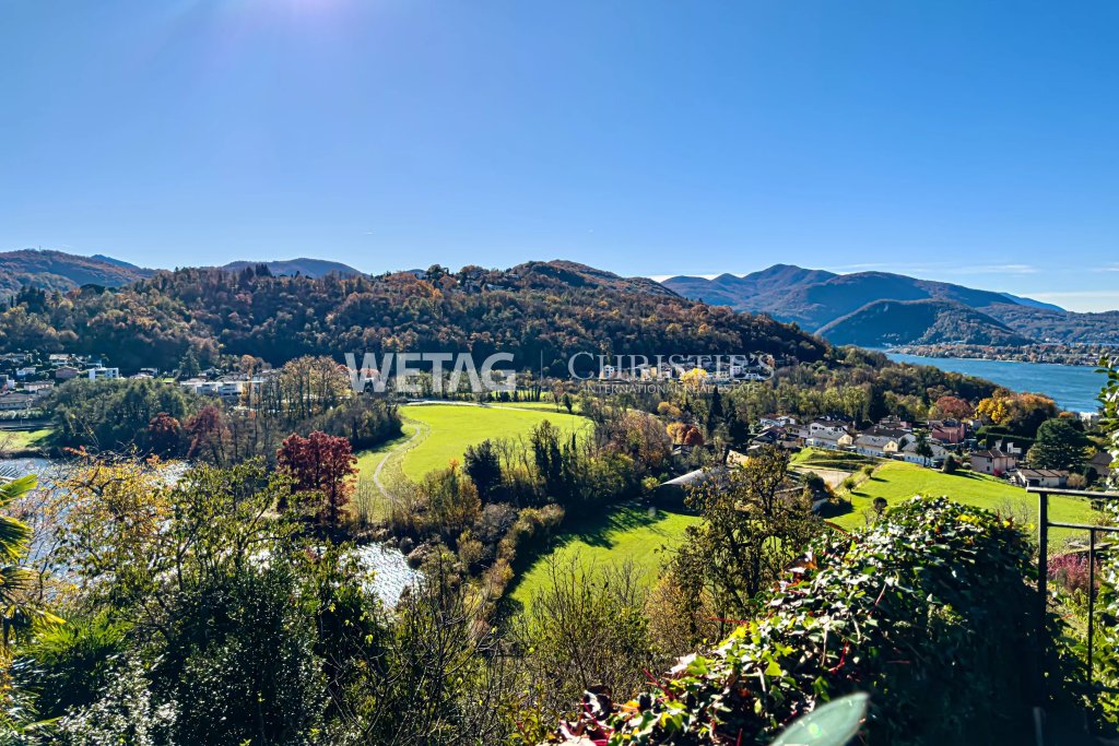 Panoramablick über See und Berge