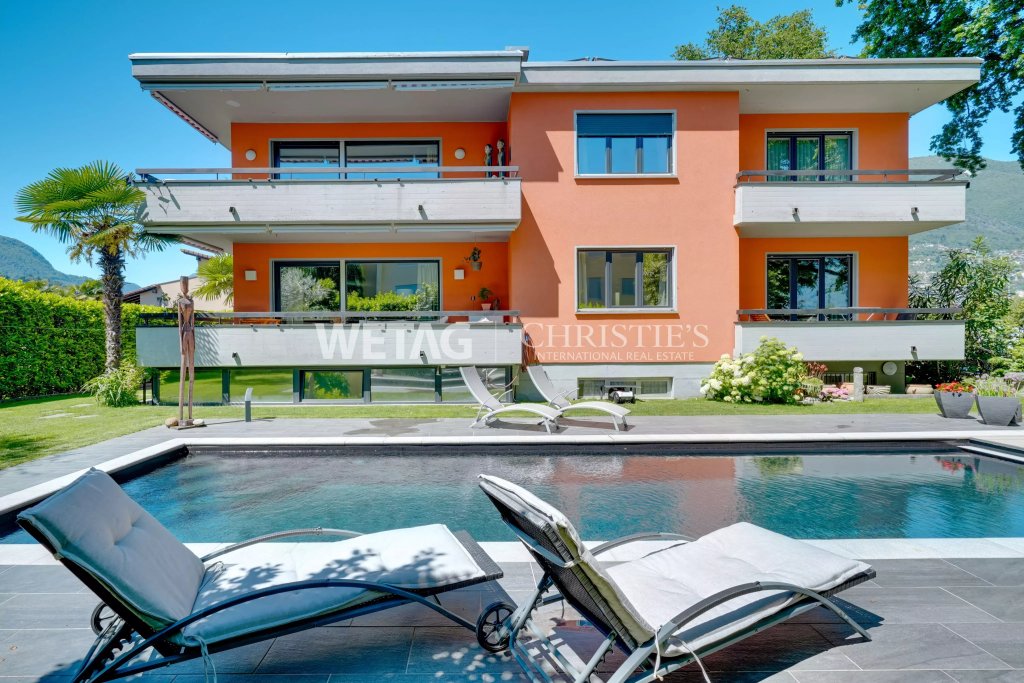 Modernes Haus mit Pool und Balkon