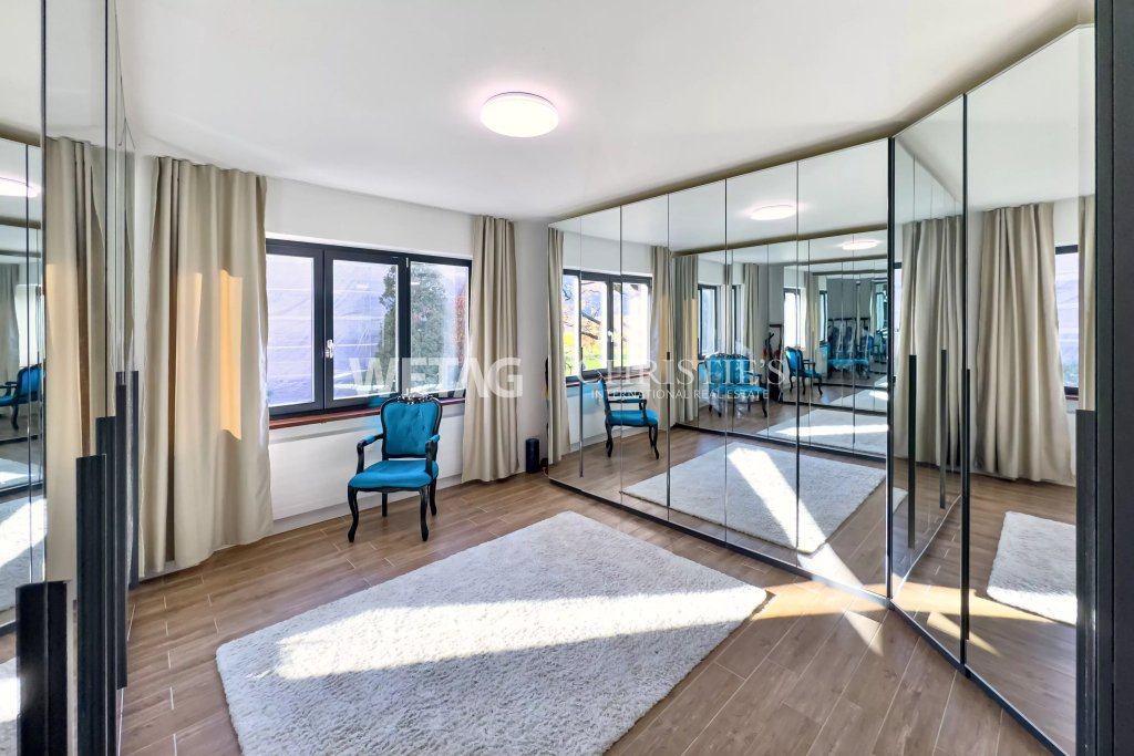 Helles Schlafzimmer mit Spiegelkleiderschrank