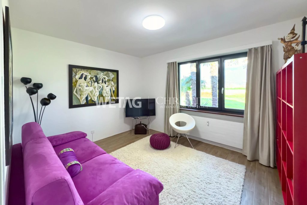 Buntes Wohnzimmer mit großem Fenster