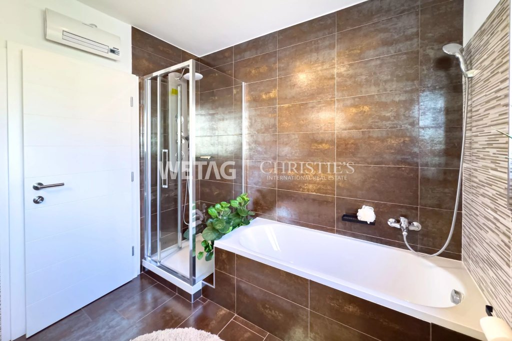 Modernes Badezimmer mit Badewanne und Dusche