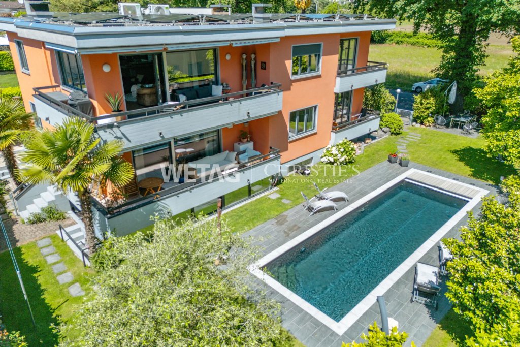 Außenansicht einer modernen Villa mit Pool und Balkonen