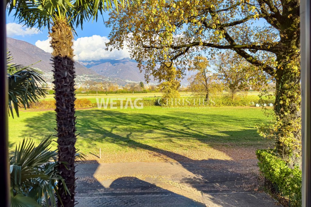 Gartenblick mit Bergpanorama