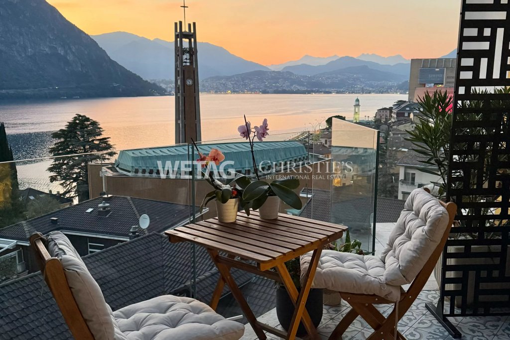 Seeblick von einem Balkon bei Sonnenuntergang