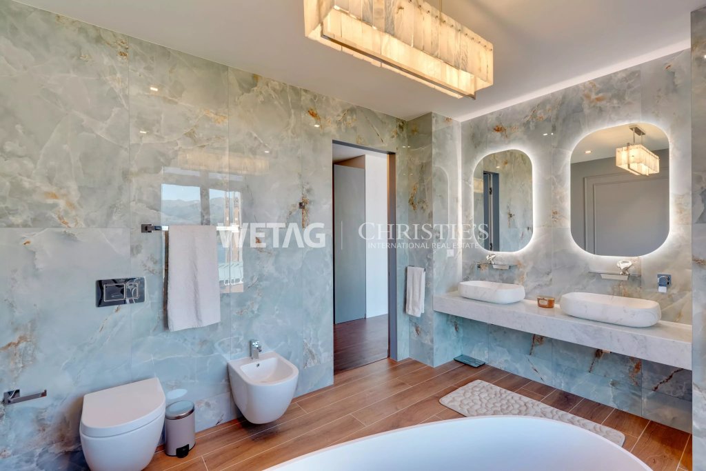 Luxuriöses Badezimmer mit Marmoroptik