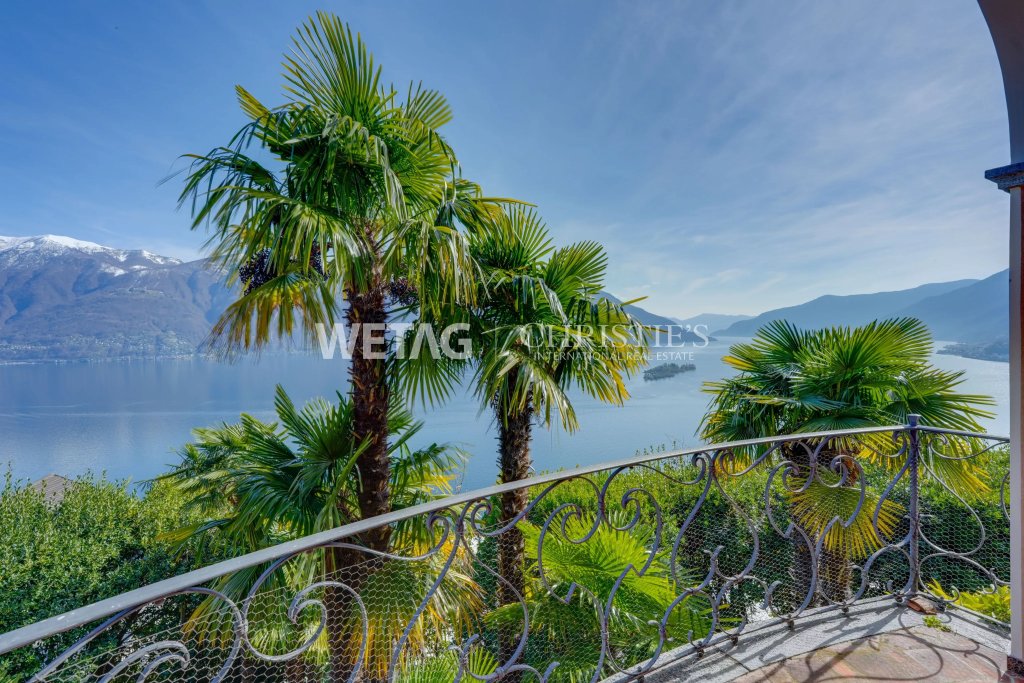 Balkon mit Seeblick und Bergkulisse