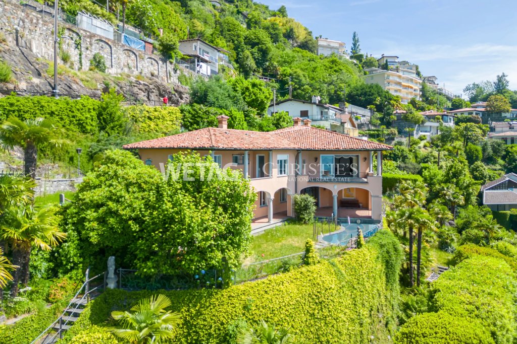 Villa mit mediterraner Hanglage und Garten