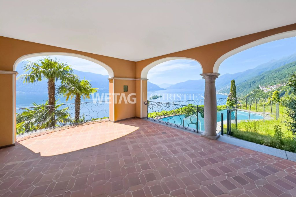 Überdachte Terrasse mit Seeblick