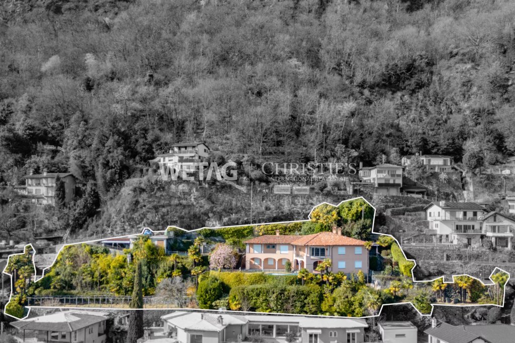 Luftaufnahme eines Hanggartens mit Villa