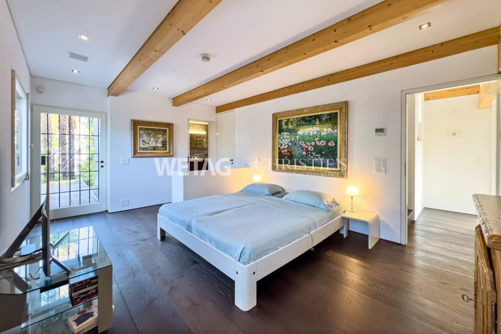Helles Schlafzimmer mit sichtbaren Holzbalken