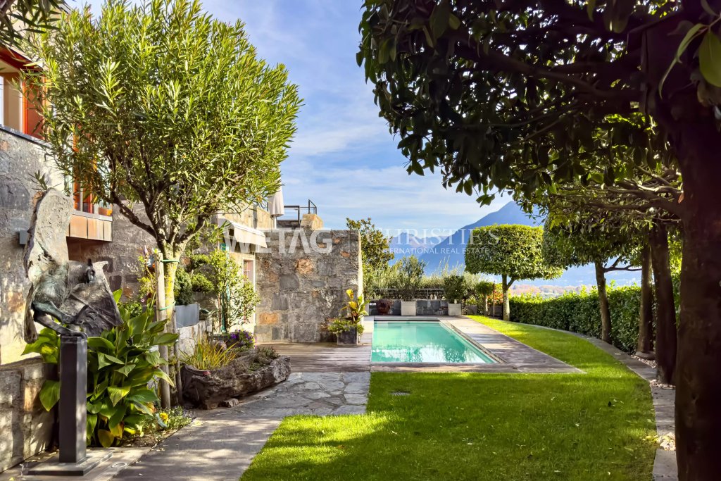 Garten mit Pool und Terrasse