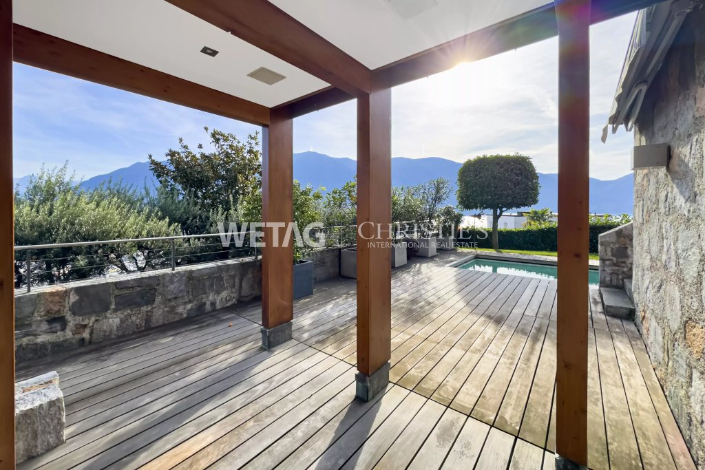Terrasse mit Pool und Bergblick