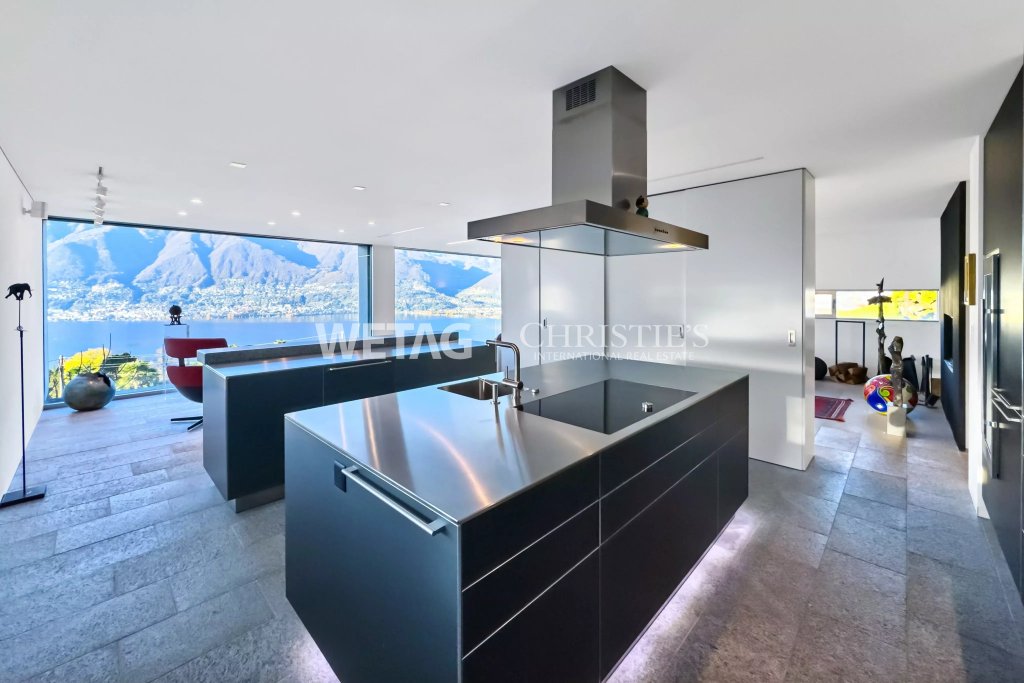 Moderne Designküche mit Seeblick
