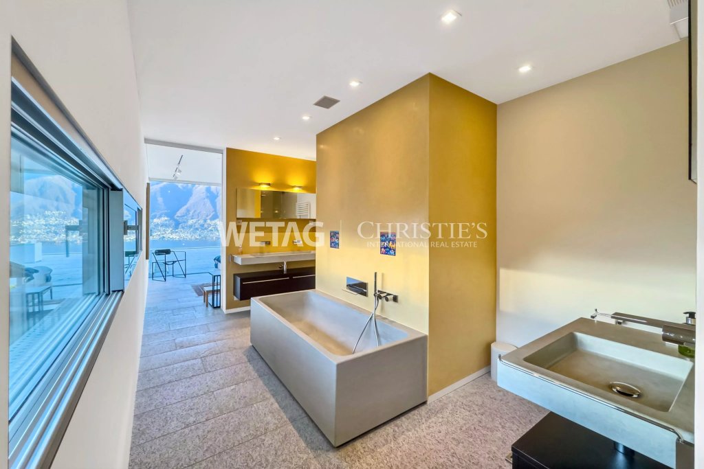 Modernes Badezimmer mit Seeblick