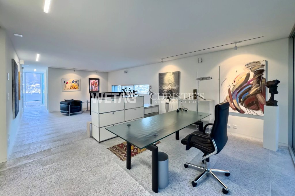 Modernes Atelier- oder Bürointerieur mit Kunstwerken