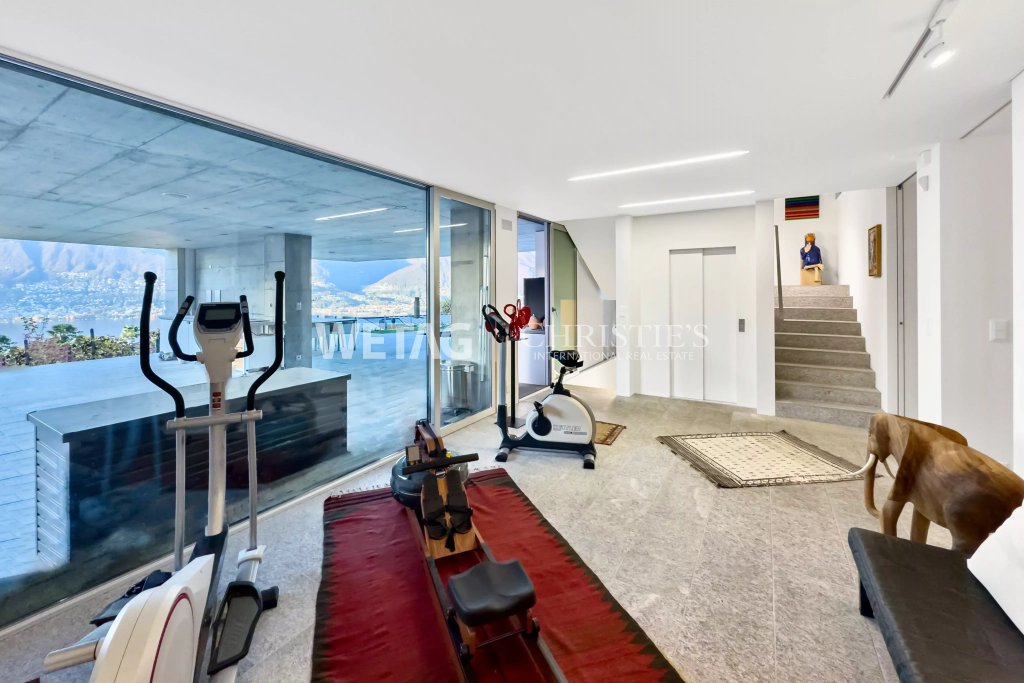 Privater Fitness- und Treppenbereich mit Panoramablick