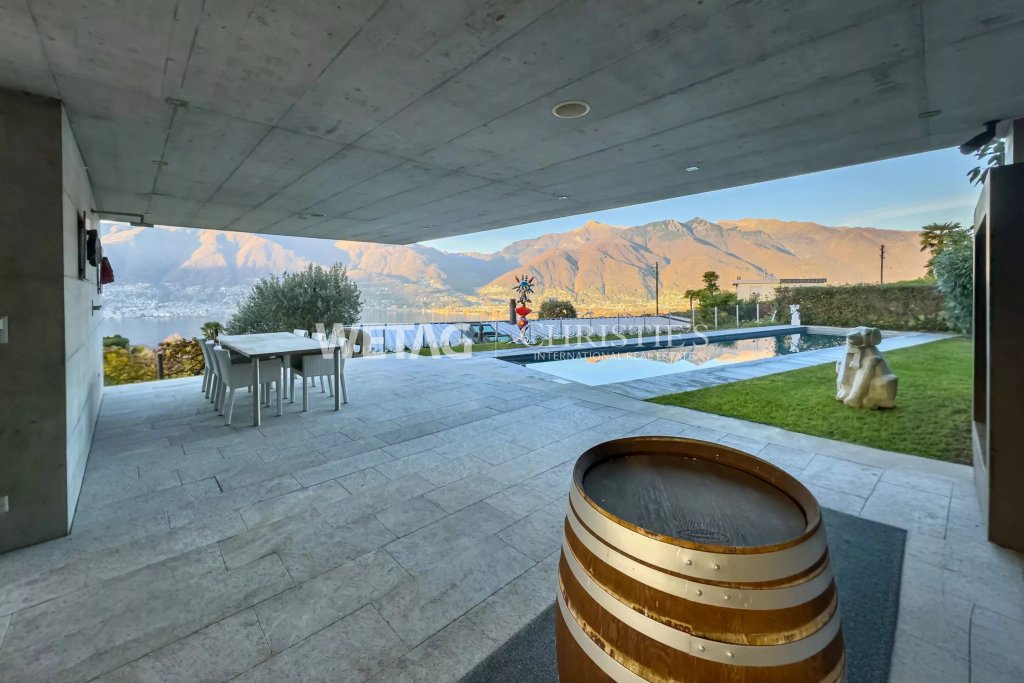 Überdachte Terrasse mit Pool und Bergblick