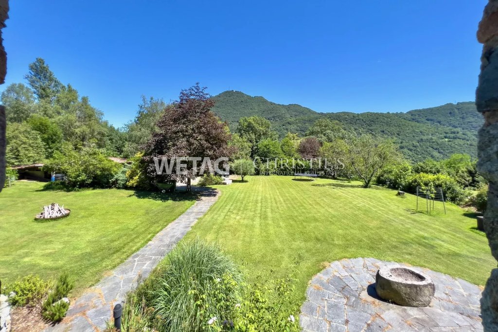 Weitläufiger Garten mit Bergblick