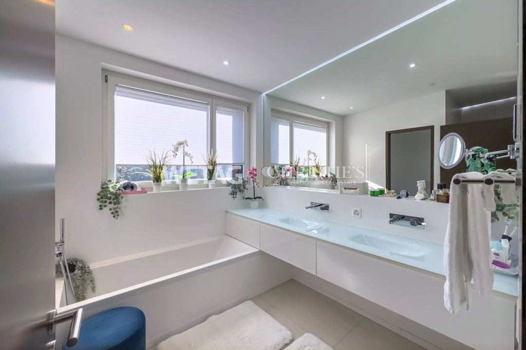 Modernes Badezimmer mit Doppelwaschtisch und Badewanne