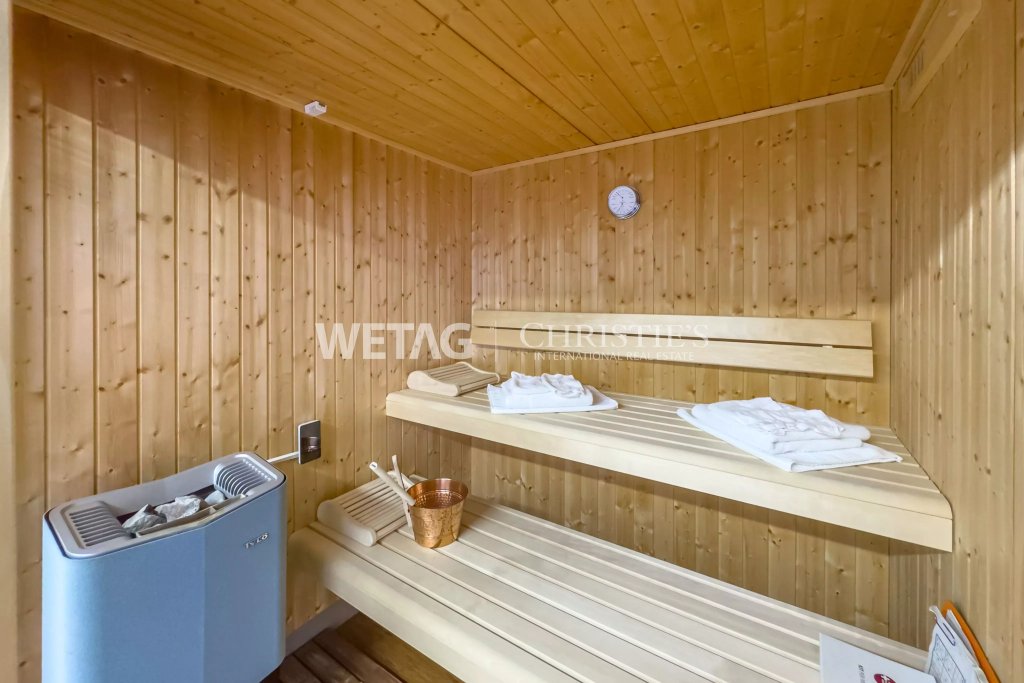 Holzsauna mit zweistöckigen Bänken