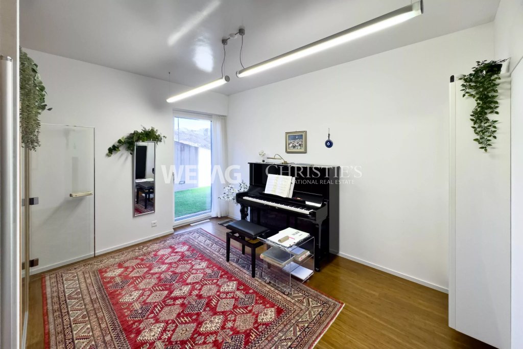 Musikzimmer mit Klavier und Teppich