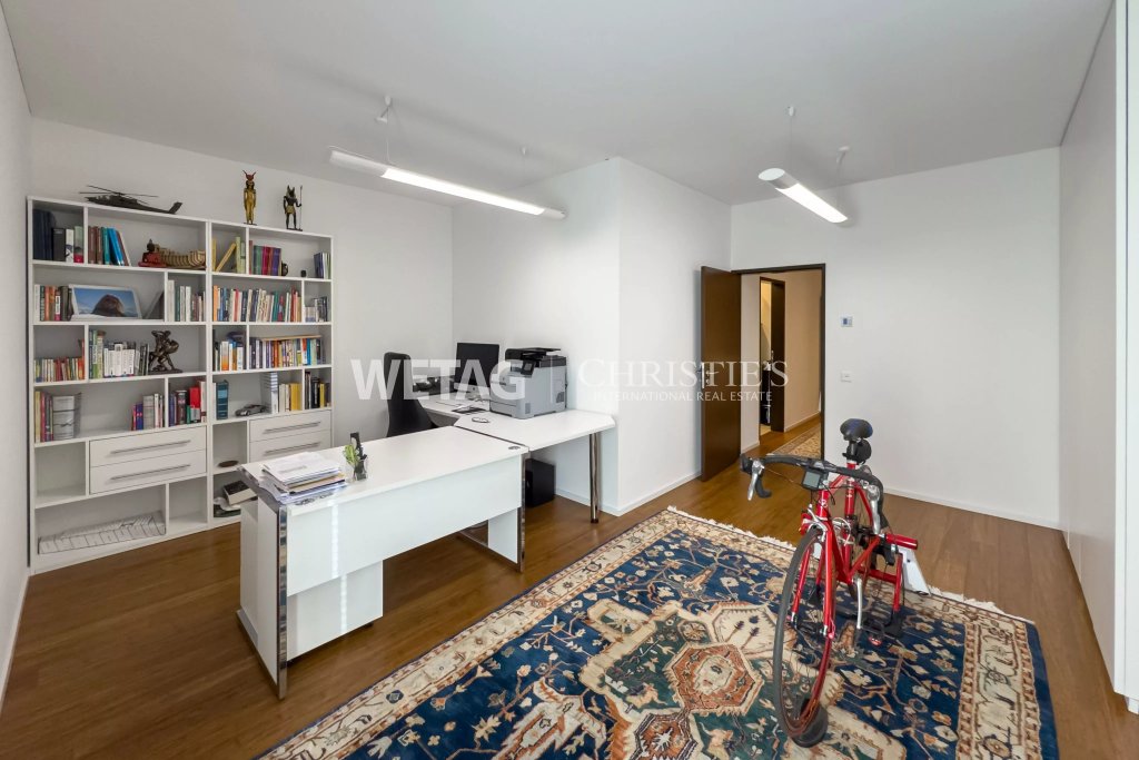 Büro mit Bücherregal und Schreibtischen