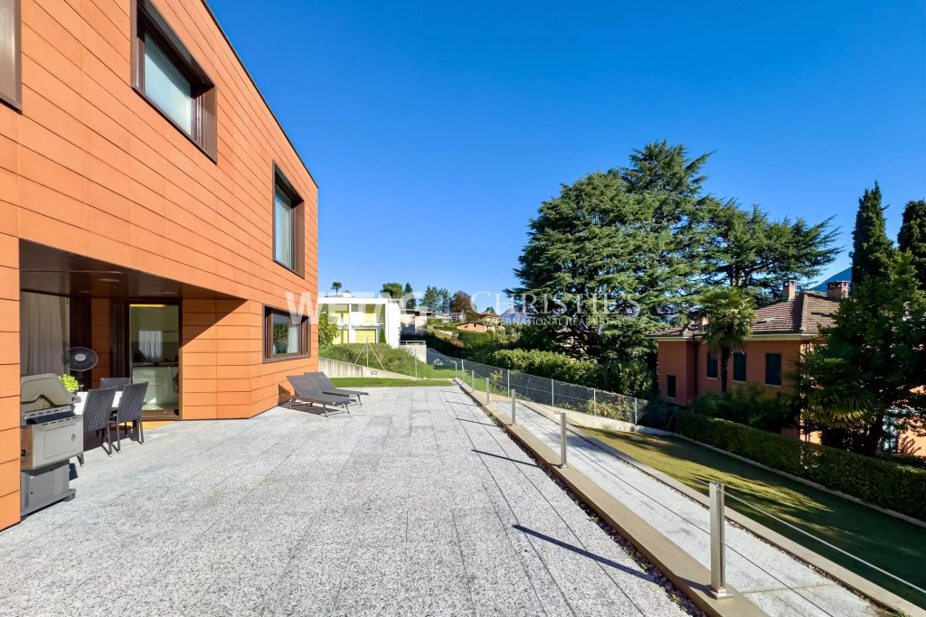 Moderne Terrasse mit Gartenblick
