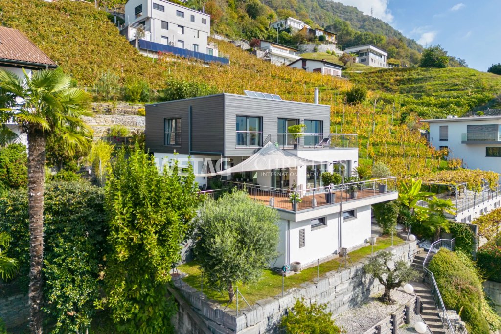 Modernes Hanghaus mit mehreren Terrassen