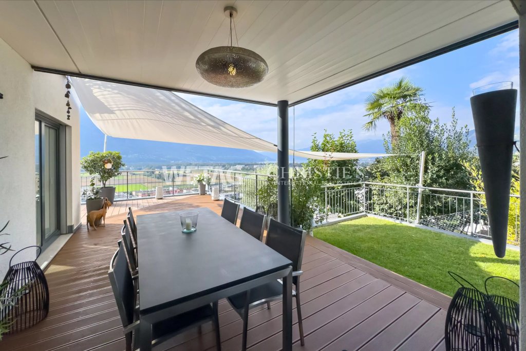 Überdachte Terrasse mit Bergblick