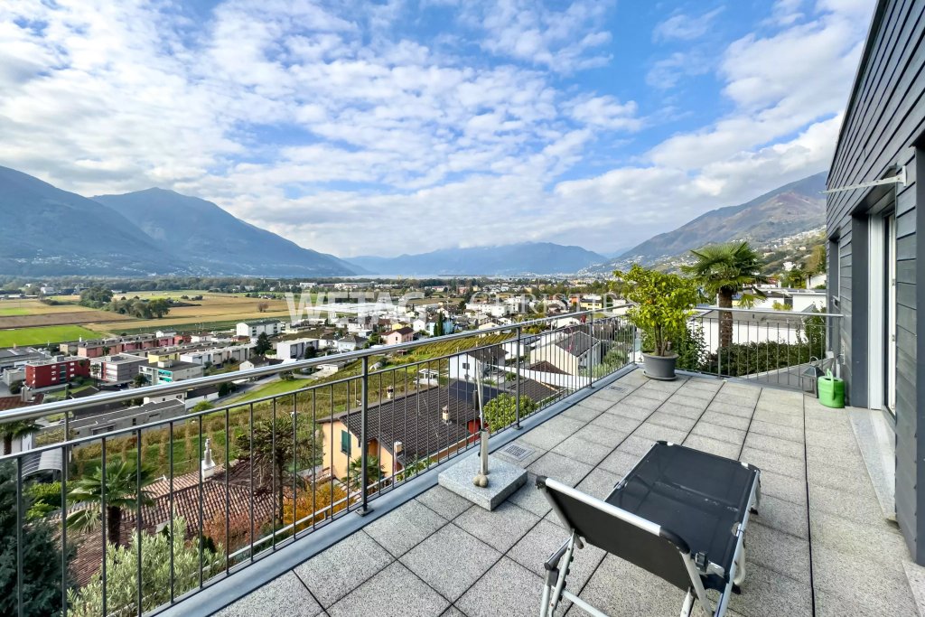 Balkon mit Panoramablick auf Berge und Tal