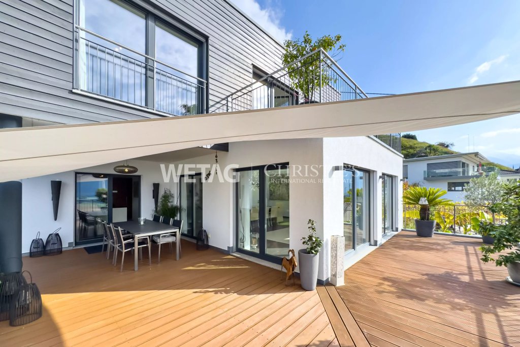 Große Dachterrasse mit moderner Architektur